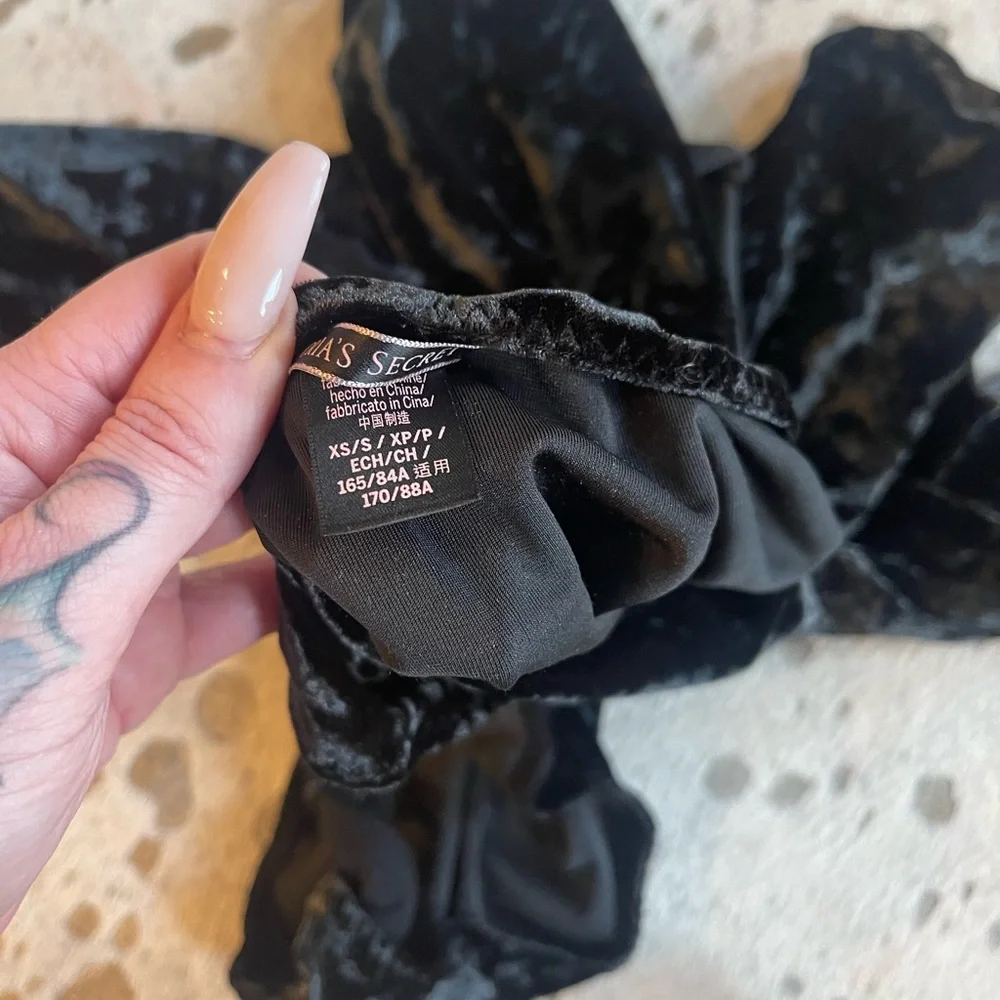 Victoria’s Secret long sleeve velvet super plunge body suit - Picture 6 of 6